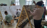 Активисты Вельска в новогодние дни сплели для участников СВО новую партию маскировочных сетей